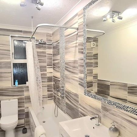 Spacious 3 Bed Flat Near The Sea With Parking 본머스 외부 사진