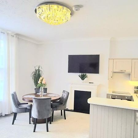 Spacious 3 Bed Flat Near The Sea With Parking 본머스 외부 사진