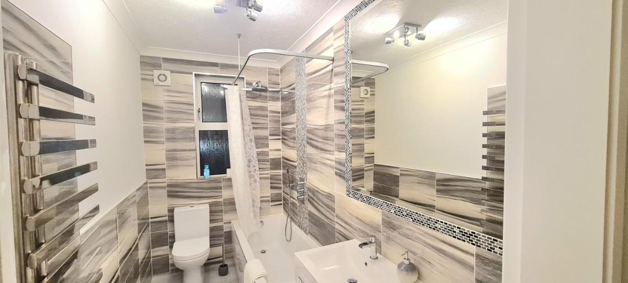 Spacious 3 Bed Flat Near The Sea With Parking 본머스 외부 사진