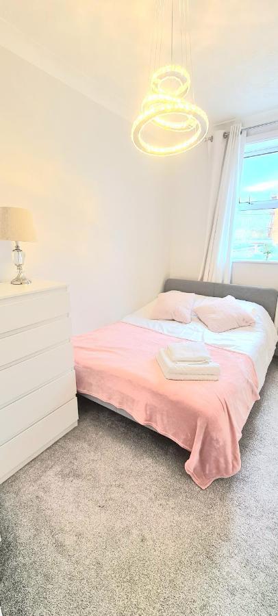Spacious 3 Bed Flat Near The Sea With Parking 본머스 외부 사진