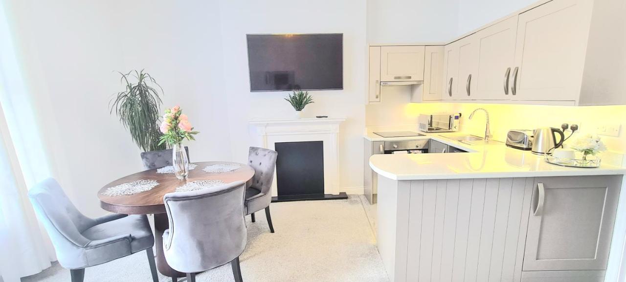 Spacious 3 Bed Flat Near The Sea With Parking 본머스 외부 사진