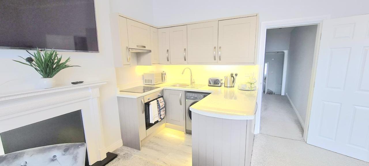Spacious 3 Bed Flat Near The Sea With Parking 본머스 외부 사진