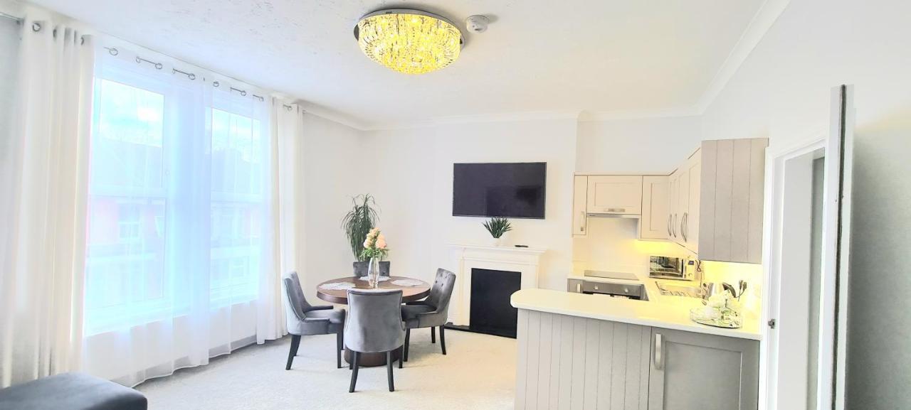 Spacious 3 Bed Flat Near The Sea With Parking 본머스 외부 사진