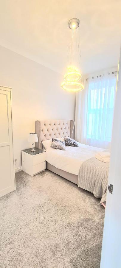 Spacious 3 Bed Flat Near The Sea With Parking 본머스 외부 사진