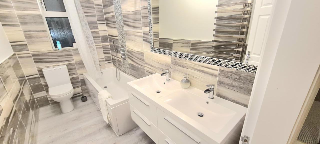 Spacious 3 Bed Flat Near The Sea With Parking 본머스 외부 사진