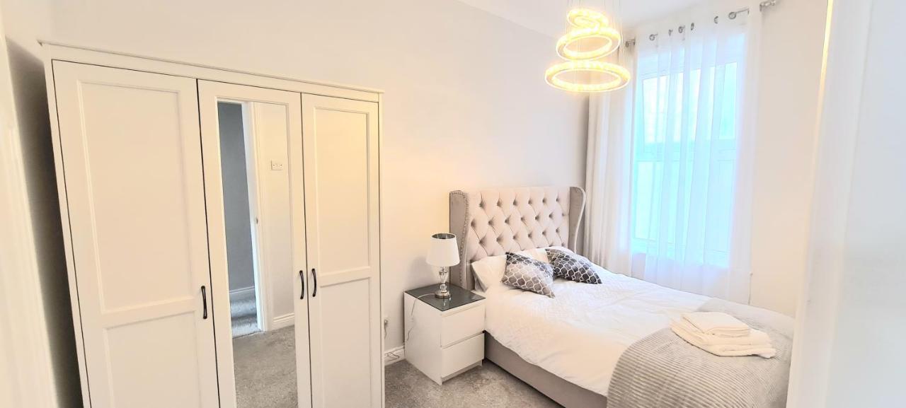 Spacious 3 Bed Flat Near The Sea With Parking 본머스 외부 사진