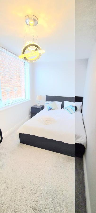 Spacious 3 Bed Flat Near The Sea With Parking 본머스 외부 사진